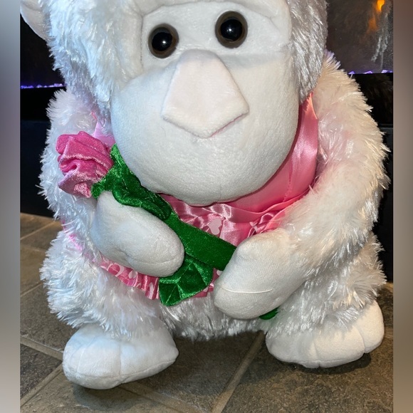 Jiangsu Holly‎ Ape White fuzzy Gorilla plush Pink Rose pink dress heart pattern - Picture 4 of 12